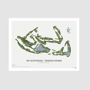 Può includere: Una stampa della mappa del campo da golf TPC Scottsdale Stadium Course. La mappa presenta fairway verdi, ostacoli d'acqua blu e indicatori numerati bianchi. Il testo "TPC SCOTTSDALE - STADIUM COURSE" è visualizzato sotto.