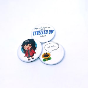 Level Up Badge Set 38 mm – Funny Gamer Pins for Gaming Fans & Nerdy Gifts – Kawaii Gaming Accessories – Geeky Button Pins
