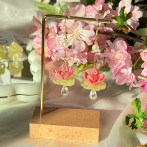 Pendientes de flor de loto hechos a mano / Chapados en oro de 14 k, plástico retráctil