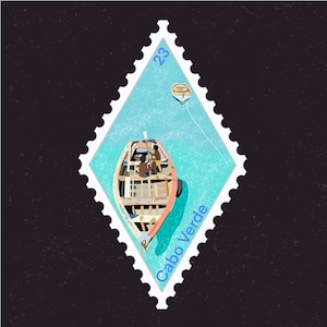 Könnte beinhalten: Eine Briefmarke mit einem blauen und weißen Design, das ein Holzboot mit zwei Personen zeigt. Die Marke trägt die Aufschrift "Cabo Verde" und "23" in blauer Schrift.