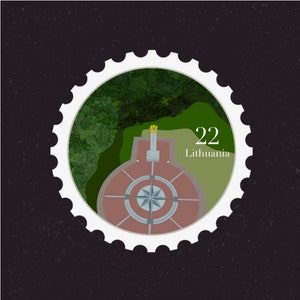 Puede incluir: Un sello blanco con un diseño circular rojo y blanco en el centro. El diseño presenta una brújula con una estrella en el centro. El sello está rodeado de un área verde con un edificio blanco en el centro. El texto "22 Lituania" está en la esquina superior derecha del sello.