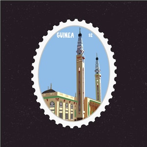 Può includere: Illustrazione di un francobollo con una moschea in Guinea. Il francobollo ha uno sfondo azzurro con la scritta "GUINEA" e il numero "92". La moschea presenta due alti minareti e una facciata dettagliata.