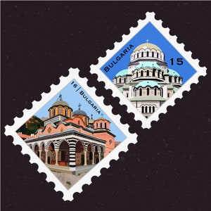 Puede incluir: Dos sellos postales de Bulgaria con imágenes de iglesias. El sello superior muestra una iglesia azul y blanca con el texto "BULGARIA" y "15". El sello inferior muestra una iglesia roja y blanca con el texto "16 | BULGARIA".