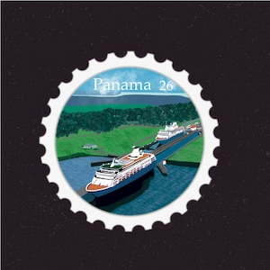 Pode incluir: Um selo branco com uma imagem azul e verde de dois navios de cruzeiro passando pelo Canal do Panamá. O selo diz "Panamá 26" na parte superior.