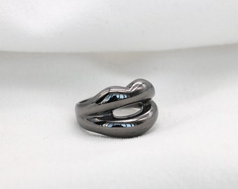 925 Sterling Silver Black ruthenium plated Hot lips ring | Silver Kiss Ring | Love Ring | Contemporary Statement Ring