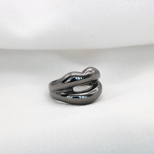 925 Sterling Silver Black ruthenium plated Hot lips ring | Silver Kiss Ring | Love Ring | Contemporary Statement Ring