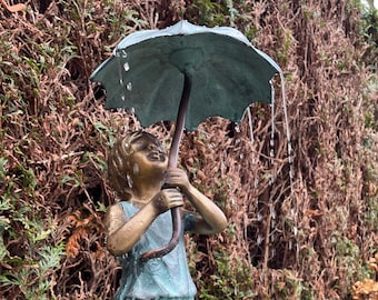 Bronze girl under umbrella fountain - Garden decoration - Metal garden deco - Fountain - 20x18x50 cm - 5.5 Kg