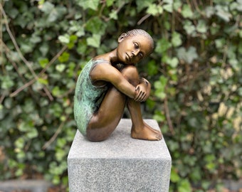 Träumendes Mädchen aus Bronze – Gartenstatue – Innenbereich – Gartenkunst – 28 x 23 x 12 cm – 4,5 kg