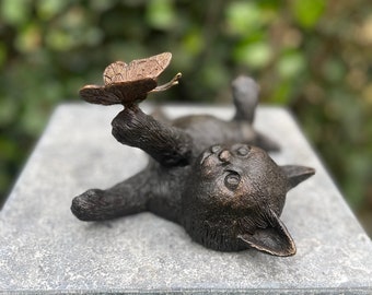 Bronze Cat with butterfly - Modern cat garden statue - Garden decoration - Office - 11x16x22cm - 1.2 Kg