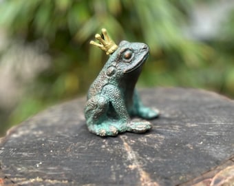 Bronze frog with a crown - Fountain - Garden statue - Pond - Garden decoration - 8x7x7 cm