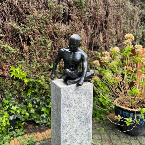 Homme nu assis en bronze - Intérieur - Statue de jardin - Sculpture - 35x25x36cm