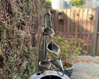 Fontaine fleur en métal avec pompe - Décoration de jardin - Fontaine - 47x47x82cm - 5,1Kg
