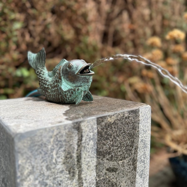 Bronze Fish Fountain - Garden statue - Garden decoration - Pond - 18x6x11cm - 0.6Kg