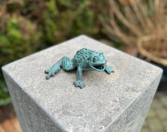 Bronze frog III - Fountain - Garden statue - Pond - Garden decoration - office - 16x10x6cm - 0.9 Kg