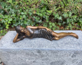 Liegendes Mädchen aus Bronze - Gartenstatue aus Bronze - Gartenskulptur aus Bronze - 55x11x14cm - 3Kg