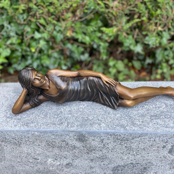 Fille allongée en bronze - Statue de jardin en bronze - Sculpture de jardin en bronze - 55x11x14cm - 3Kg