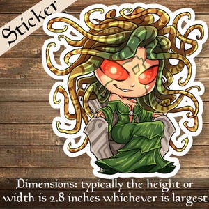 Könnte beinhalten: Ein Aufkleber mit einer Cartoon-Illustration von Medusa, einer griechischen mythologischen Figur mit Schlangenhaaren. Sie hat rote Augen und trägt ein grünes Kleid. Der Aufkleber ist etwa 2,8 Zoll groß.