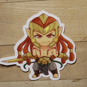 Puede incluir: Una ilustración de estilo chibi de un guerrero con cabello rojo y un casco dorado sosteniendo una espada. El guerrero lleva una pieza de pecho dorada y un taparrabos gris.