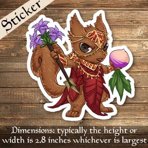 Puede incluir: Una pegatina con una ardilla de dibujos animados con un atuendo regio, sosteniendo un bastón con flores moradas y una fruta morada. La ardilla es marrón con un atuendo rojo y dorado. Las dimensiones de la pegatina son de unos 7.1 cm de alto o ancho.