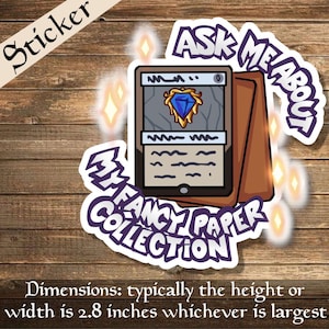 Peut inclure: Autocollant avec un design de carte fantastique. La carte présente un joyau bleu et le texte "ASK ME ABOUT MY FANCY PAPER COLLECTION". Dimensions : environ 7,1 cm.