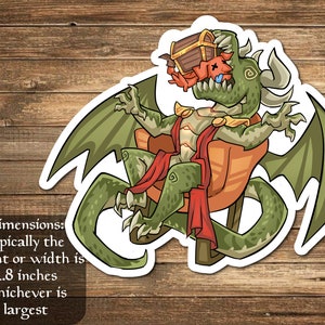 Puede incluir: Un dragón verde con detalles rojos y dorados se sienta en un trono sosteniendo un cofre del tesoro. El dragón tiene una sonrisa de dientes y lleva una capa roja. La pegatina mide aproximadamente 2,8 pulgadas.