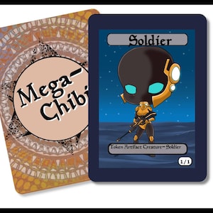 Puede incluir: Una carta azul y negra con una ilustración de dibujos animados de un soldado. La carta tiene el texto "Soldier" en la parte superior y "Token Artifact Creature - Soldier 1/1" en la parte inferior.