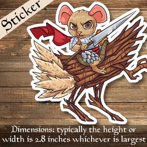 Pode incluir: Um adesivo de um rato de desenho animado montando um pássaro de pau. O rato está usando uma capa vermelha e segurando uma lança. O pássaro é feito de paus marrons e tem uma cauda fofa.