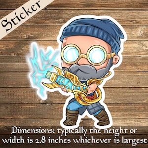 Puede incluir: Una pegatina de dibujos animados de un personaje vestido de azul con un gorro azul, gafas protectoras y barba, sosteniendo un arma azul y dorada con rayos. La pegatina está sobre un fondo de madera.
