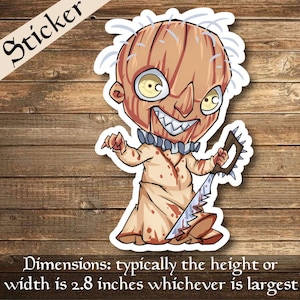 Op de afbeelding: Een sticker met een cartoonfiguur met een dichtgenaaid gezicht, die een bloederige zaag vasthoudt. Het personage draagt een beige outfit met bloedspatten. Het woord "Sticker" is zichtbaar. Afmetingen: ongeveer 7,1 cm.