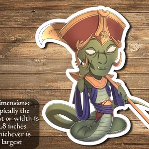 Peut inclure: Une créature verte ressemblant à un serpent portant une couronne dorée et rouge et une robe violette. La créature tient un bâton et a une expression sérieuse sur son visage. L'image est un autocollant d'environ 7,1 cm de taille.