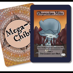 Pode incluir: Um cartão de criatura Phyrexian Mite azul e cinza com uma ilustração de desenho animado de uma pequena criatura robótica cinza com olhos vermelhos. O texto do cartão diz "Phyrexian Mite", "Criatura Artefato Ficha - Phyrexian Mite", "Tóxico 1", "Esta criatura não pode bloquear", e "1/1".