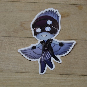 Puede incluir: Un personaje de dibujos animados azul y morado con alas, que lleva un atuendo a rayas blanco y negro y gafas. El personaje está volando con las alas extendidas.