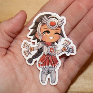 Pode incluir: Um adesivo de estilo anime branco e vermelho de uma personagem feminina com um rabo de cavalo tran&ccedil;ado, vestindo um traje branco e vermelho com asas e segurando dois leques. A personagem tem olhos castanhos e uma faixa de cabe&ccedil;a vermelha com um c&iacute;rculo branco.
