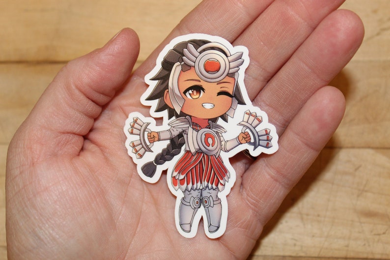 Pode incluir: Um adesivo de estilo anime branco e vermelho de uma personagem feminina com um rabo de cavalo tran&ccedil;ado, vestindo um traje branco e vermelho com asas e segurando dois leques. A personagem tem olhos castanhos e uma faixa de cabe&ccedil;a vermelha com um c&iacute;rculo branco.