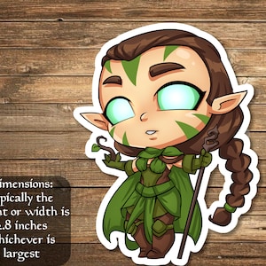 Puede incluir: Una pegatina de dibujos animados verde y marrón de una elfa femenina con ojos verdes brillantes. Lleva una capa verde y sostiene un bastón. La pegatina mide aproximadamente 2,8 pulgadas.