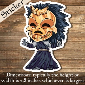 Pode incluir: Um adesivo com um personagem de desenho animado usando uma máscara dourada com um design de pássaro no topo. O personagem tem cabelo preto comprido e usa uma túnica azul escura. O adesivo tem aproximadamente 2,8 polegadas de largura.