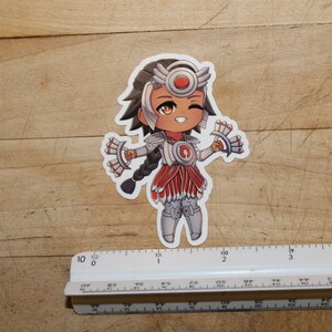 Pode incluir: Um adesivo com um personagem de desenho animado com pele morena, cabelo preto comprido e um traje branco e vermelho. O personagem est&aacute; usando um capacete branco com um c&iacute;rculo vermelho e est&aacute; segurando duas armas brancas com detalhes vermelhos. O personagem est&aacute; sorrindo e tem um olho fechado.
