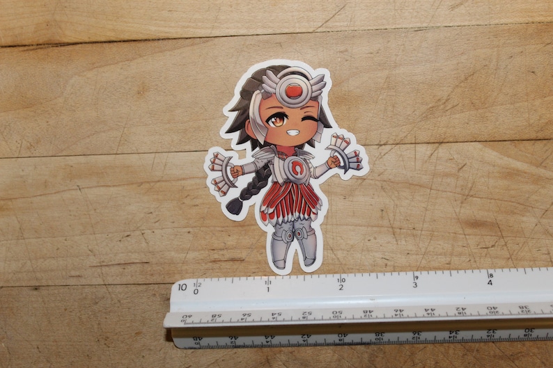 Pode incluir: Um adesivo com um personagem de desenho animado com pele morena, cabelo preto comprido e um traje branco e vermelho. O personagem est&aacute; usando um capacete branco com um c&iacute;rculo vermelho e est&aacute; segurando duas armas brancas com detalhes vermelhos. O personagem est&aacute; sorrindo e tem um olho fechado.