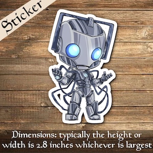 Puede incluir: Una pegatina de un robot de dibujos animados con un cuerpo plateado y gris, ojos azules y un casco plateado. El robot está de pie con los brazos extendidos y tiene una etiqueta de pegatina que dice "Sticker".