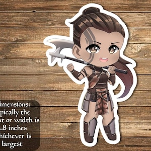 Puede incluir: Una pegatina de dibujos animados de una guerrera con cabello castaño, ojos marrones y un tatuaje tribal en la frente. Lleva un atuendo de cuero marrón con una falda de piel y sostiene una lanza. La pegatina mide 2,8 pulgadas.