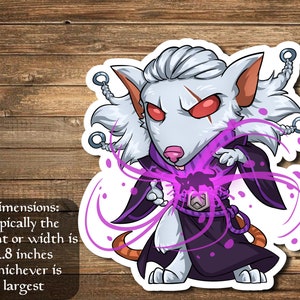 Puede incluir: Un ratón blanco con ojos rojos que lleva una túnica morada y lanza un hechizo morado. El ratón es un personaje de dibujos animados con una expresión traviesa. La imagen es una pegatina con un fondo blanco.