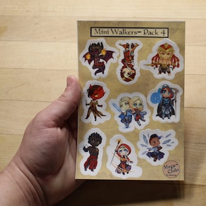 Puede incluir: Una hoja de pegatinas con ocho personajes diferentes en estilo chibi. Los personajes están en varias poses y tienen cabello y ropa de diferentes colores. Las pegatinas están etiquetadas como "Mini Walkers - Pack 4" y "Mega-Chibi".
