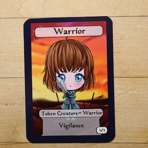 Puede incluir: Una carta de juego de estilo fantasía con un guerrero de dibujos animados con cabello castaño y ojos azules. La carta tiene un fondo de puesta de sol y el texto "Warrior" en la parte superior. El texto de la carta dice "Token Creature - Warrior" y "Vigilance 1/1".