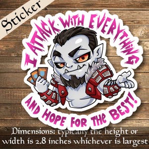 Könnte beinhalten: Aufkleber mit einer Comicfigur mit grauer Haut und orangefarbenen Augen, die Karten hält. Die Figur trägt ein rot-weißes Outfit. Der Aufkleber hat den Text "I ATTACK WITH EVERYTHING AND HOPE FOR THE BEST!" in Pink. Abmessungen: 7,1 cm.