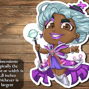 以下が含まれることがあります： 銀の冠と杖を持った紫色の服を着たキャラクターの漫画ステッカー。キャラクターは青い髪、茶色の肌、そして大きな笑顔をしています。ステッカーのサイズは2.8インチです。