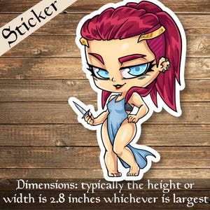 Peut inclure: Autocollant avec une illustration de personnage féminin aux cheveux rouges, yeux bleus et robe bleue, tenant une dague. Le mot "Sticker" est en haut. Dimensions : généralement 7,1 cm.