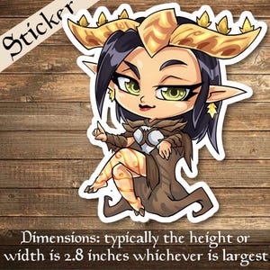 Puede incluir: Una pegatina con una ilustración de dibujos animados de un personaje femenino con cabello negro, ojos verdes y cuernos dorados. El personaje lleva un atuendo marrón y está sentado. Las dimensiones de la pegatina suelen ser de 7,1 cm de alto o ancho.
