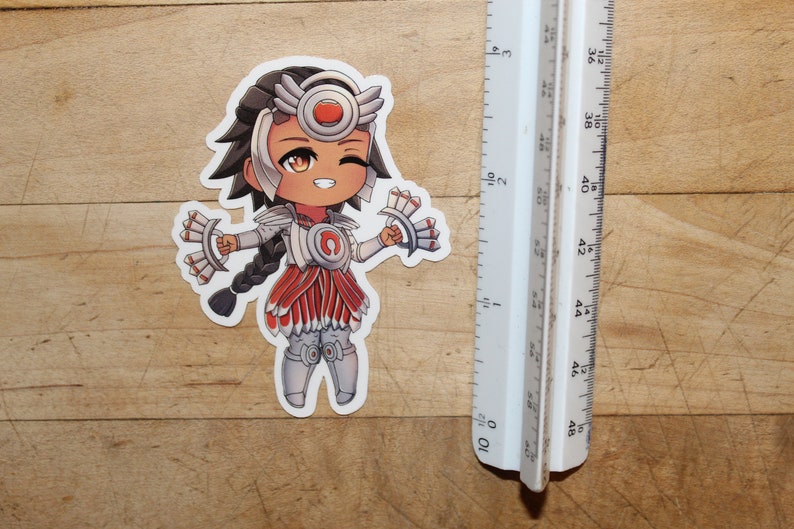 Pode incluir: Um adesivo com um personagem de desenho animado com cabelo castanho, vestindo uma roupa branca e vermelha com um grande c&iacute;rculo vermelho no peito. Ela est&aacute; segurando um leque branco e vermelho em cada m&atilde;o e tem uma express&atilde;o piscando.