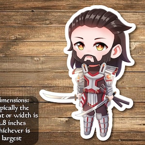 Puede incluir: Una pegatina de un samurái de dibujos animados con un atuendo blanco y rojo, cabello negro y barba. La pegatina está sobre un fondo de madera. Dimensiones: normalmente la altura o el ancho es de 2,8 pulgadas, la que sea mayor.