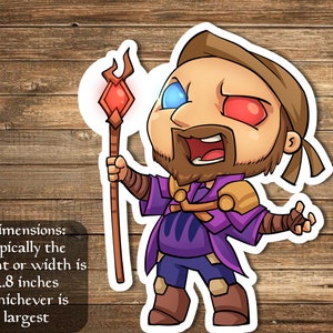 Puede incluir: Una ilustración de dibujos animados de un personaje con un ojo rojo y azul, barba y túnica morada que sostiene un bastón con una gema roja. El personaje lleva una cinta para la cabeza marrón y tiene una expresión decidida.